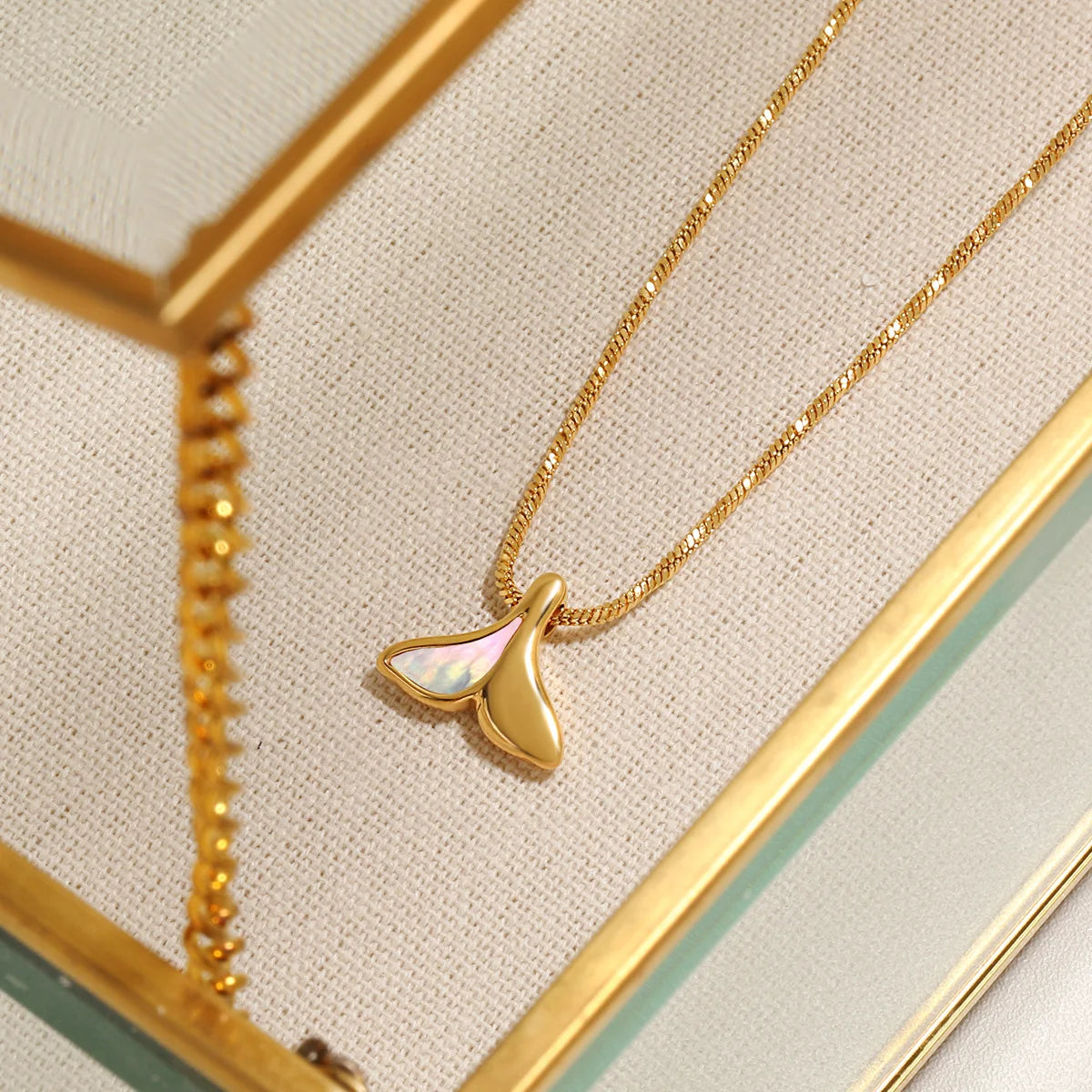 Minimalist Tiny Hearts Choker – Delicate Gold-Plated Necklace