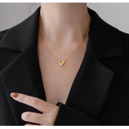 Minimalist Tiny Hearts Choker – Delicate Gold-Plated Necklace