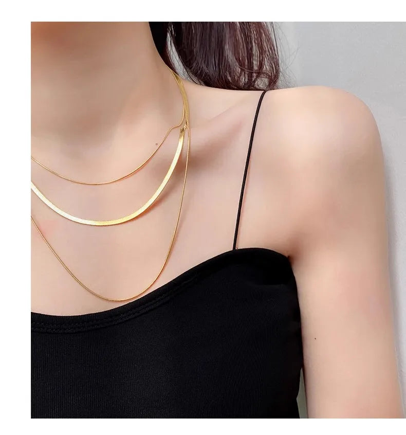 Minimalist Tiny Hearts Choker – Delicate Gold-Plated Necklace