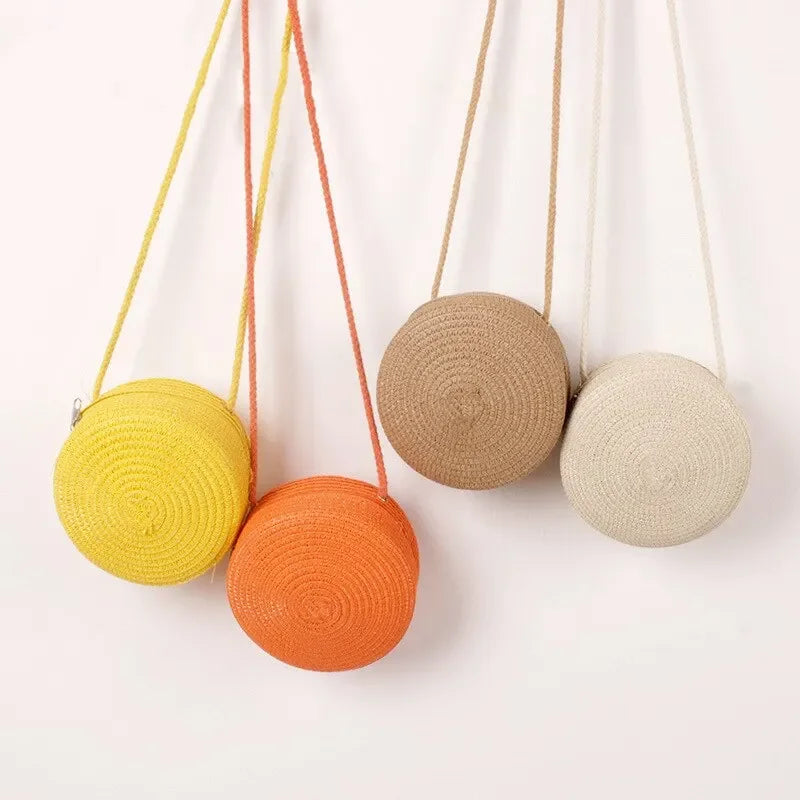 Minimalist Round Straw Crossbody Bag – Chic & Versatile